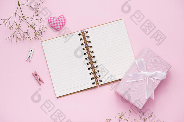 母亲节用粉色丝带和白色花朵系成的礼品盒