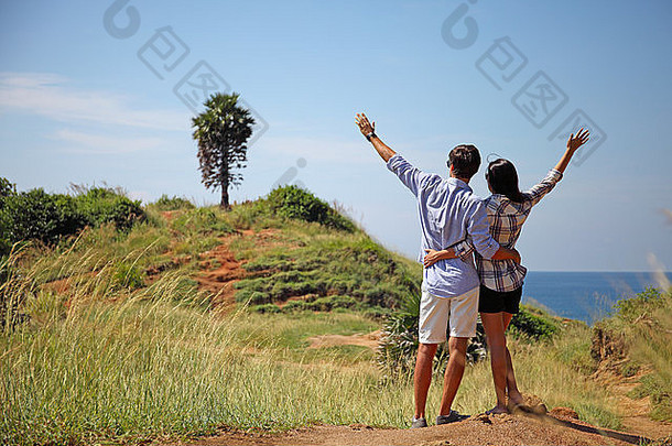 这对年轻夫妇在度假时欣赏美丽的海景