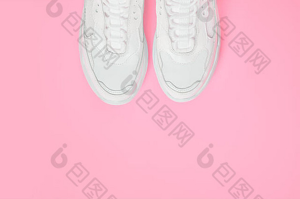 一对白色女时尚的运动鞋粉红色的平躺前视图最小的粉红色的背景空间文本