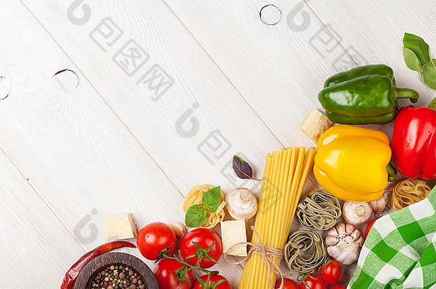 意大利食物烹饪配料。意大利面、西红柿、辣椒。具有空间的俯视图