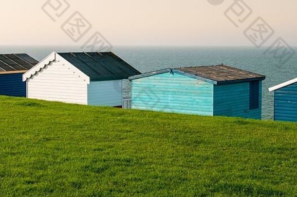 五颜六色的假日木制海滩小屋，面向平静的海洋。英国肯特惠斯塔布尔酒店