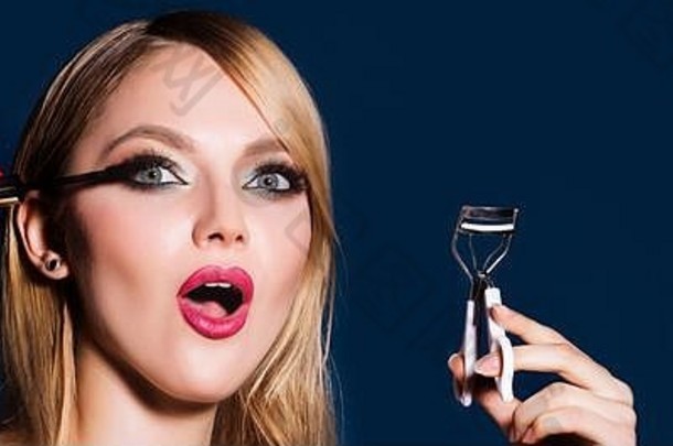 睫毛网址化妆艺术家适用于睫毛膏睫毛女人使黑色的睫毛膏刷牙睫毛明亮的红色的嘴唇化妆