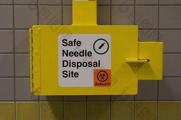 厕所墙上的安全医疗针头容器