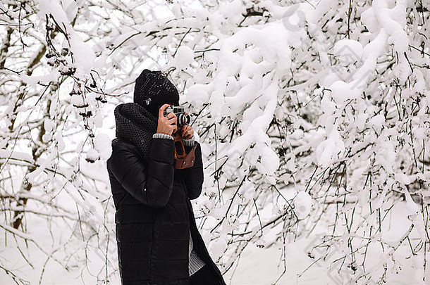 女孩拍摄冬天森林