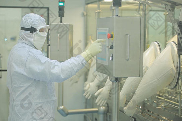 制药生产线工人在工作。制药厂包装线上的机械臂提升安瓿。制药业。安瓿包装机