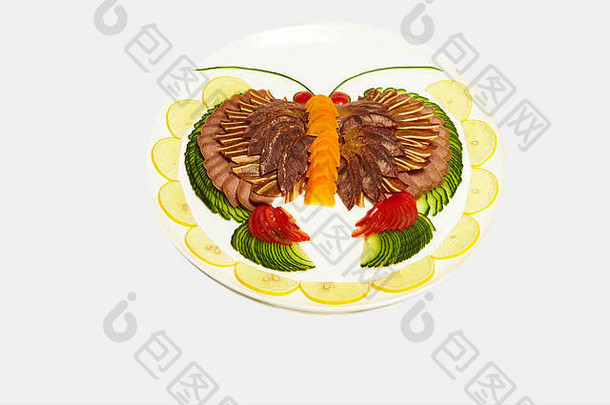 盘子上装饰得像螃蟹的冷肉