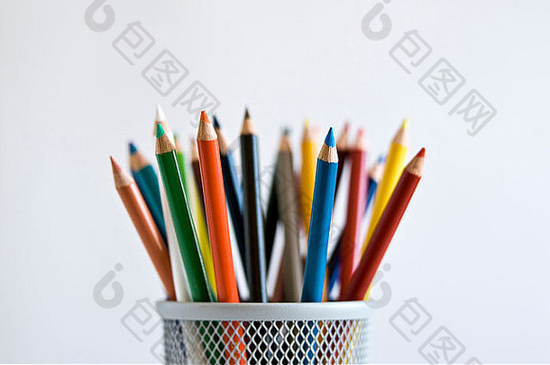 彩色的艺术铅笔铅笔持有人白色背景