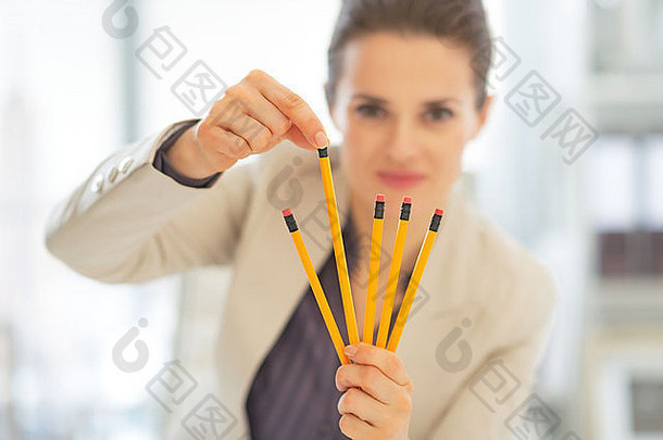 体贴的女商人从铅笔中选择
