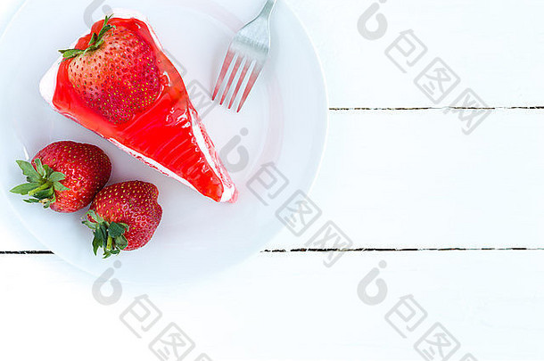 草莓蛋糕新鲜的草莓白色木背景