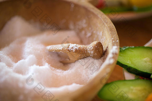 传统的用松木雕刻的盐容器，放在盛满健康切片蔬菜的盘子旁边。五彩缤纷的夏秋收获
