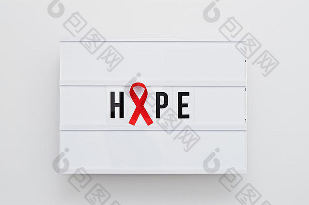 红丝带象征着希望和对艾滋<strong>病</strong>和癌症的认识。带有文字希望和红丝带的灯箱是<strong>国际</strong>癌症<strong>日</strong>和世界的概念