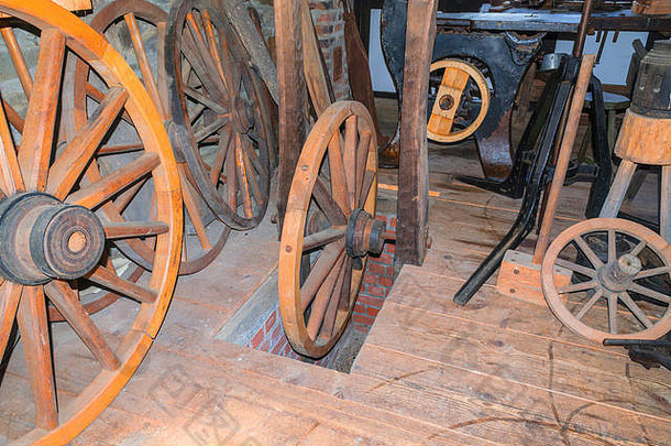 一家生产木制旧货车车轮的手工作坊。