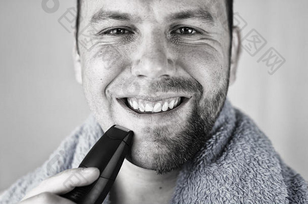 单色变形肖像有胡子的男人。剃须