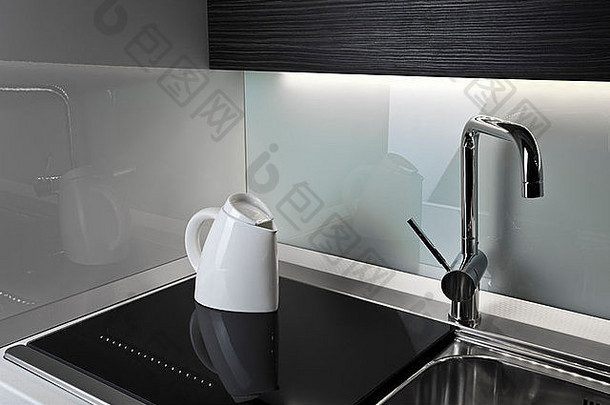 细节厨房水槽水龙头水壶镜子表面