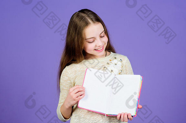 那个女孩拿着一本紫色背景的书。<strong>儿童图书</strong>记事本。书的概念。儿童文学。发展和教育。阅读技巧。个人日记。记事本计划者。学校文具。了解更多。