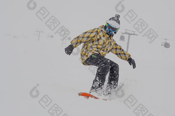 滑雪男孩踢雪登机山坡上法国阿尔卑斯山脉相机卡住了头盔
