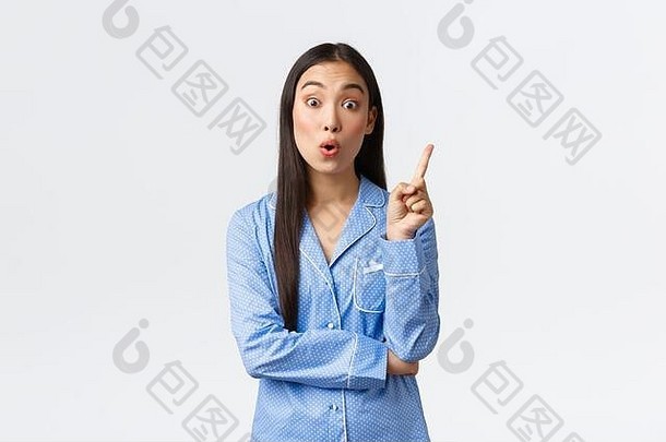 深思熟虑的聪明的亚洲女孩蓝色的睡衣提高指数手指建议计划的想法罢工伟大的认为女人睡衣使