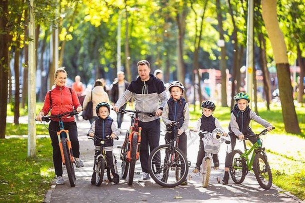 主题家庭活跃的体育户外娱乐集团人大家庭人站摆姿势山自行车城市公园