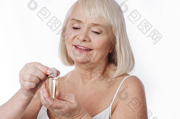 岁的女人开放瓶皮肤乳液