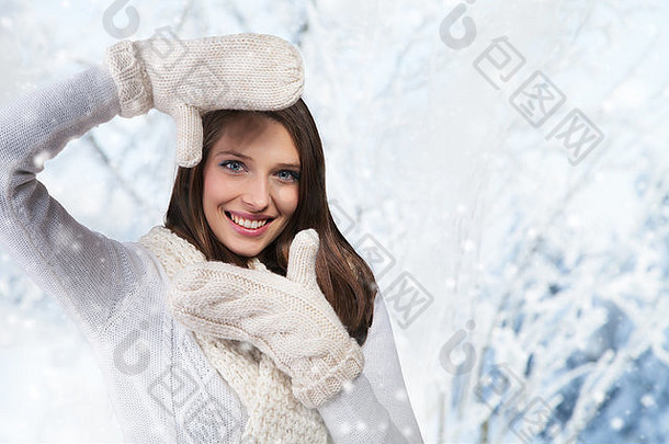 美丽的冬天肖像年轻的女人雪风景