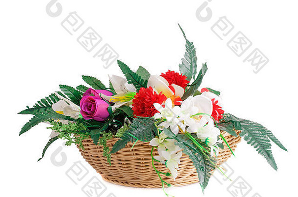 白色背景上，柳条篮中的彩色织物花朵相互隔离。
