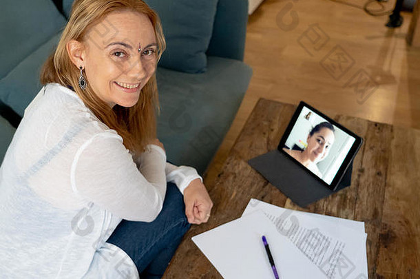 吸引人的企业家女商人在家参加电子会议的平板电脑视频会议电话会议在线咨询视频