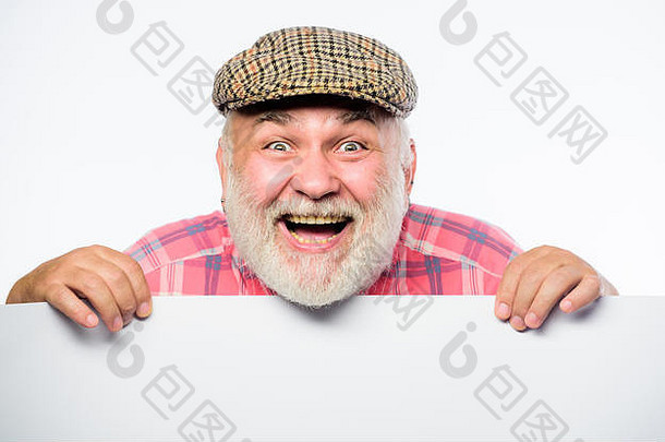 我很高兴。空间信息。找工作。我需要帮助。大胡子老人在横幅上张贴公告。戴复古帽子的快乐成熟男人。广告广告店。