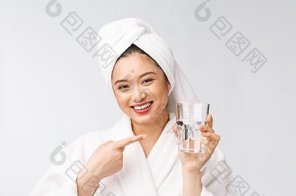 健康的年轻的美丽的女人喝水美脸自然化妆孤立的白色背景