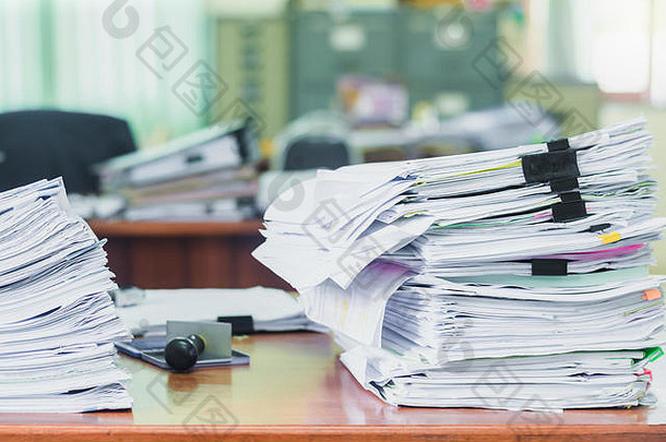 办公桌上的文件堆工作堆文件、业务文件计费和检查报告汇总结果年度报告
