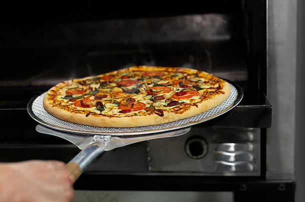老板把披萨烘焙表烤箱餐厅披萨铲