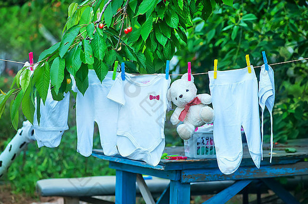 婴儿衣服清晰的婴儿亚麻布花园