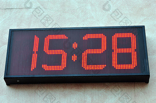 数字时钟通过显示器标记准确的时间和时间。