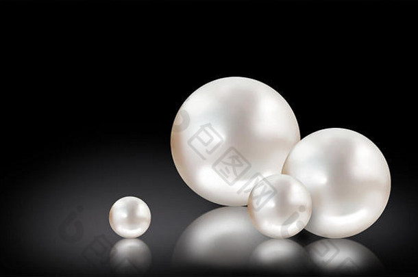 四颗不同大小的美丽闪亮的白色珍珠反射并隔离在黑色背景和表面上