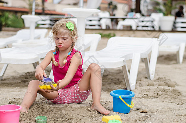 女孩海滩玩沙子
