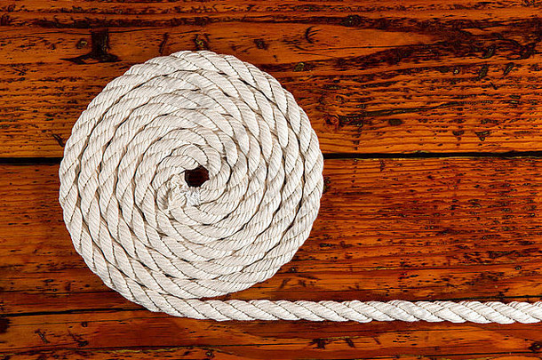 盘白色绳子高度变形木背景航海主题工作室特写镜头