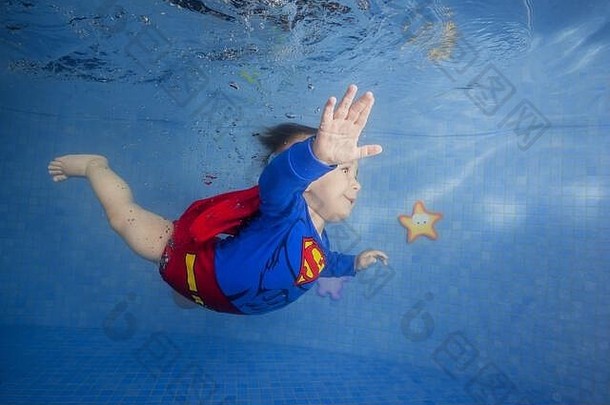 男孩超人服装潜水水下池