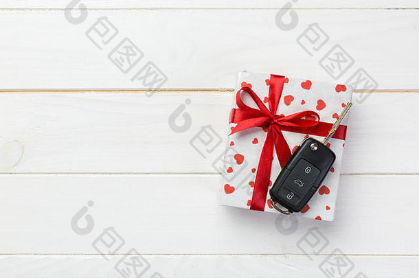 情人节假期手工制作的现在纸红色的心车键礼物盒子假期包装器盒子礼物白色木表格前