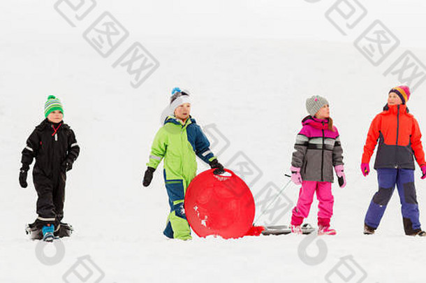 冬天玩雪橇的快乐小孩