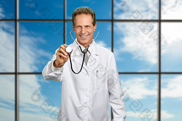 医生显示听诊器天空背景