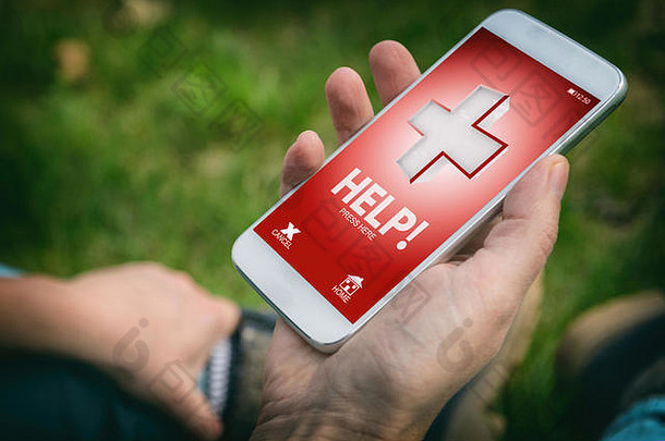 受伤妇女抱着疼痛的腿，用简单易用的智能手机应用程序呼叫救援队