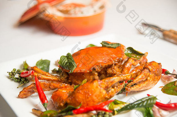 锅炸蟹辣椒甜蜜的泰国罗勒水平