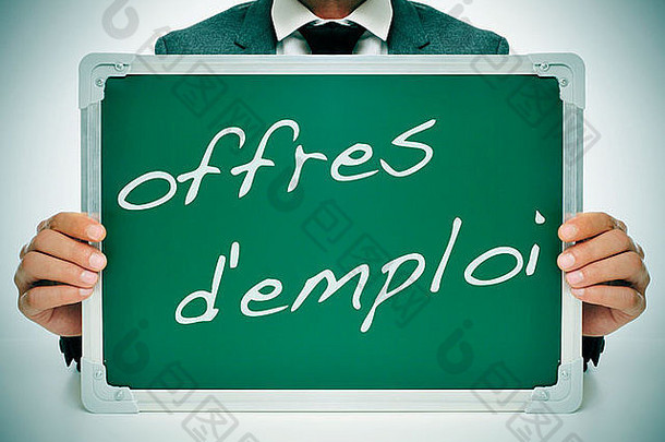 一位商人坐在桌子上，手里拿着一块黑板，上面写着“就业”字样，法语中的“乔布斯”