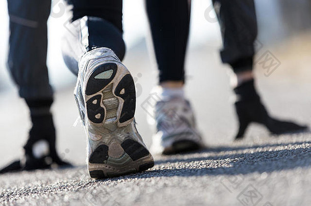 运动员在街道上模拟起跑台的鞋子细节