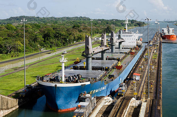 商船通过巴拿马运河的船闸。