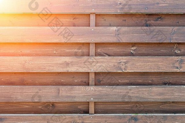 涂有清漆的旧木头纹理。栅栏或水平木板的栅栏。每隔一段平行的实心松木板条。空间。