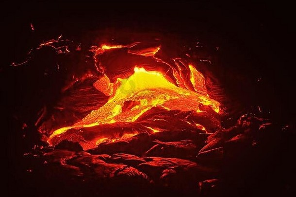 一部分熔岩流在黑暗中的风景，热熔岩以黄色和红色阴影出现-位置：夏威夷，大岛，基拉韦厄火山，普纳