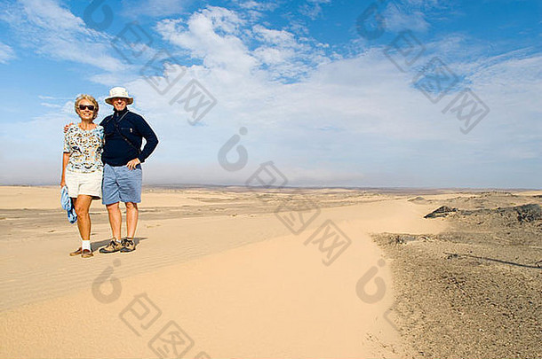 沙漠景观中一对成熟夫妇的肖像