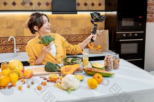 年轻开朗的女人在手机上谈论健康的食物和烹饪。健康饮食的概念与社交媒体的影响