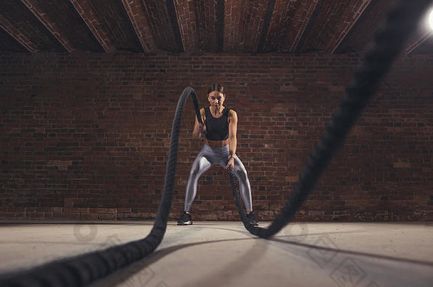 女crossfit教练的辛勤工作证明，训练绳索是一种非常有活力的锻炼，它可以加速运动员的脉搏，同时增强运动员的耐力