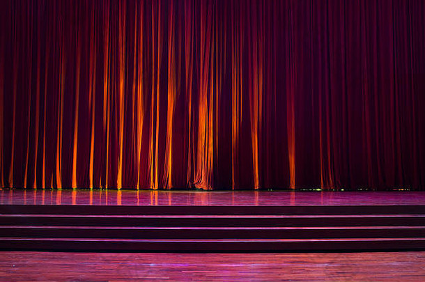 戏院里用梯子和红色窗帘<strong>搭建</strong>的木制<strong>舞台</strong>。